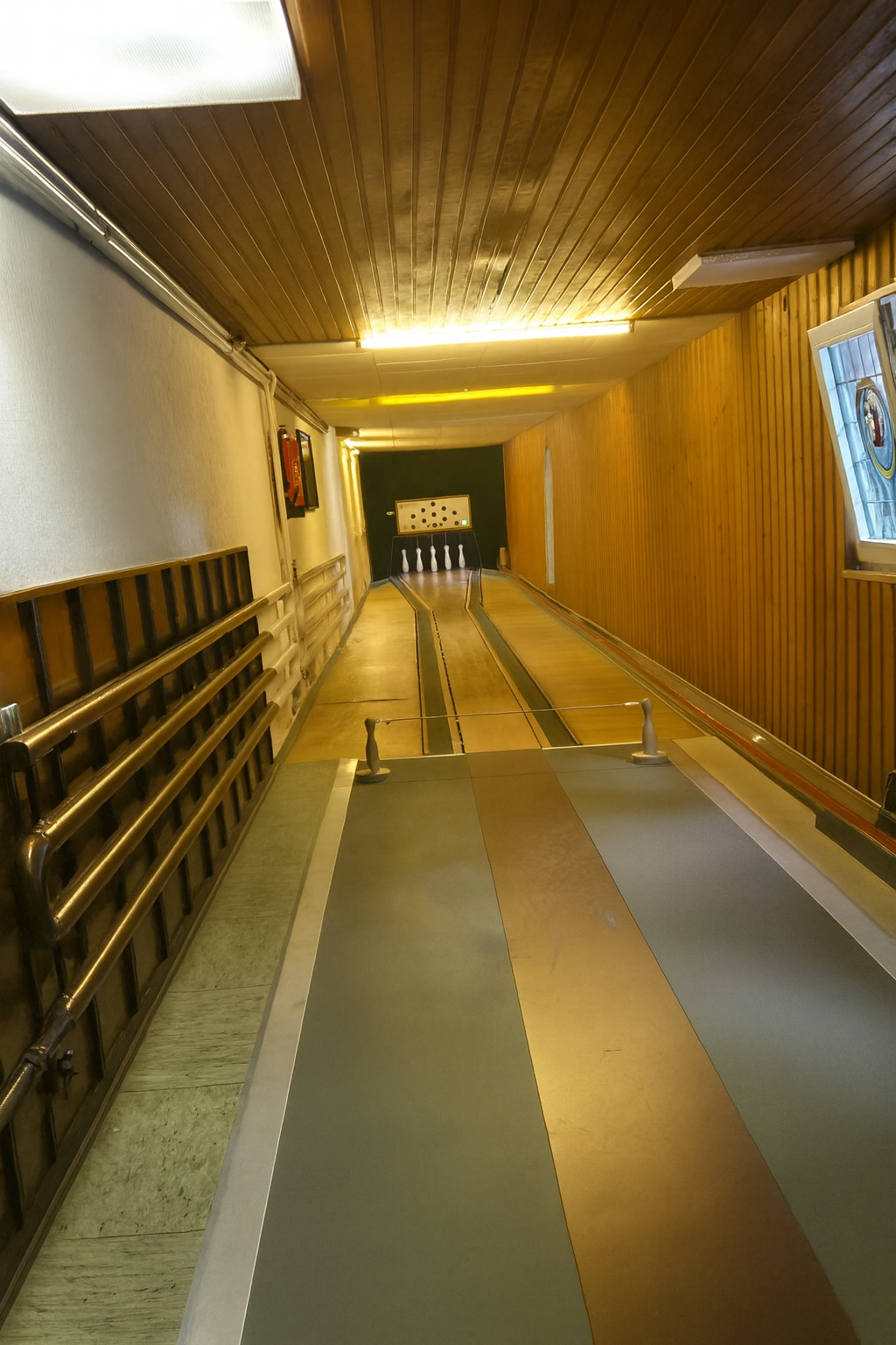 Traditionelle deutsche Kegelbahn mit bunten Streifen und Kegeln