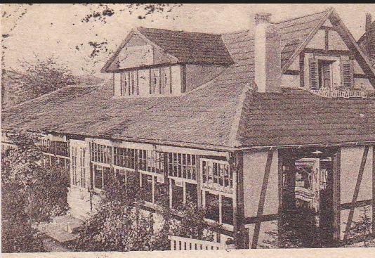 Historische Außenansicht der Zur Alten Fähre mit traditioneller Fachwerkarchitektur