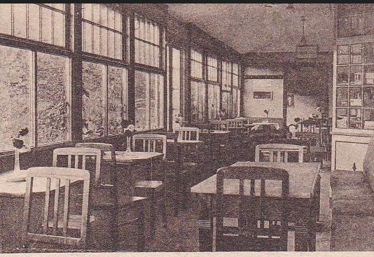 Historisches Interieur des Restaurant-Speisesaals mit Vintage-Möbeln und großen Fenstern